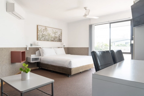 Queen room with Patio or Balcony (Roadside)